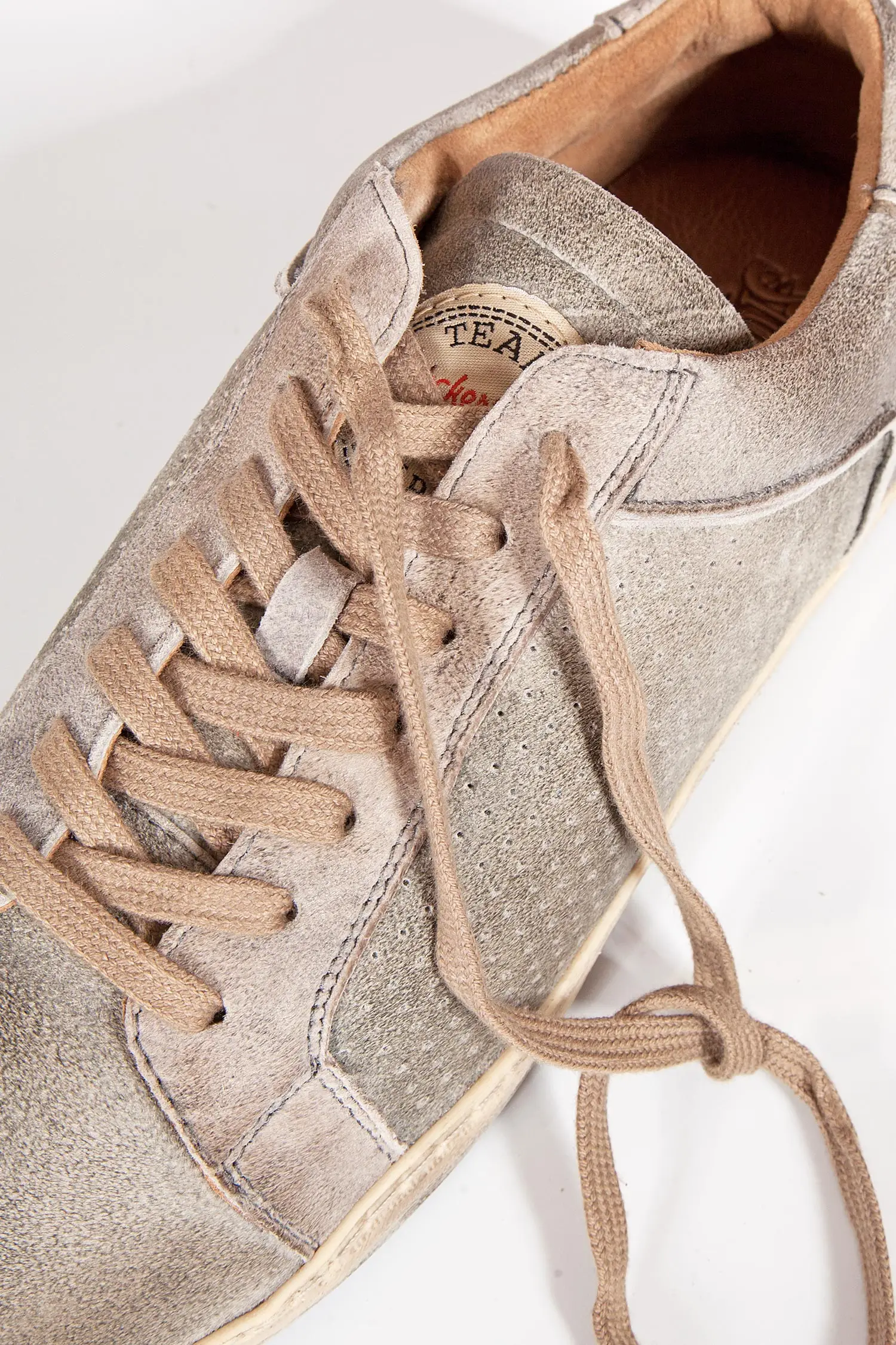 Herren Trachten Sneaker in rauch grau aus Leder Detail