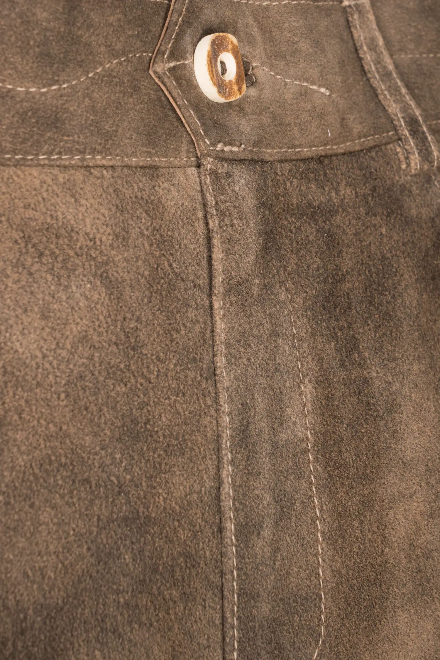 Pio Lederhose in Sandfarben Detail Latz