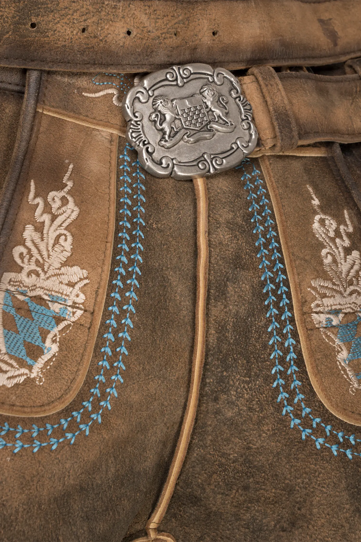 Lederhose Bayern Bua in Braun Detail Latz