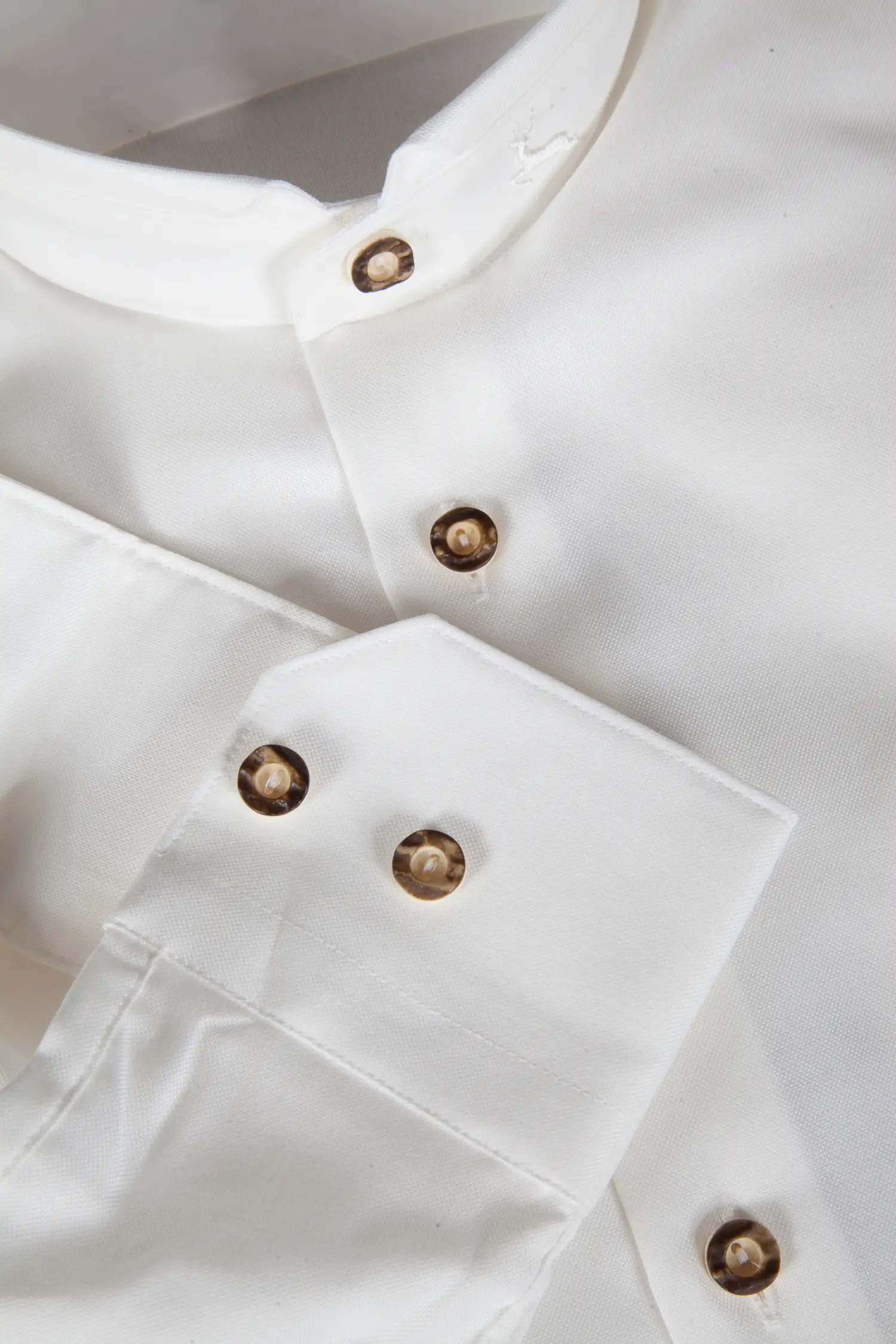 Baumwoll Trachtenhemd in champagner mit Stehkragen - Detail Ärmel