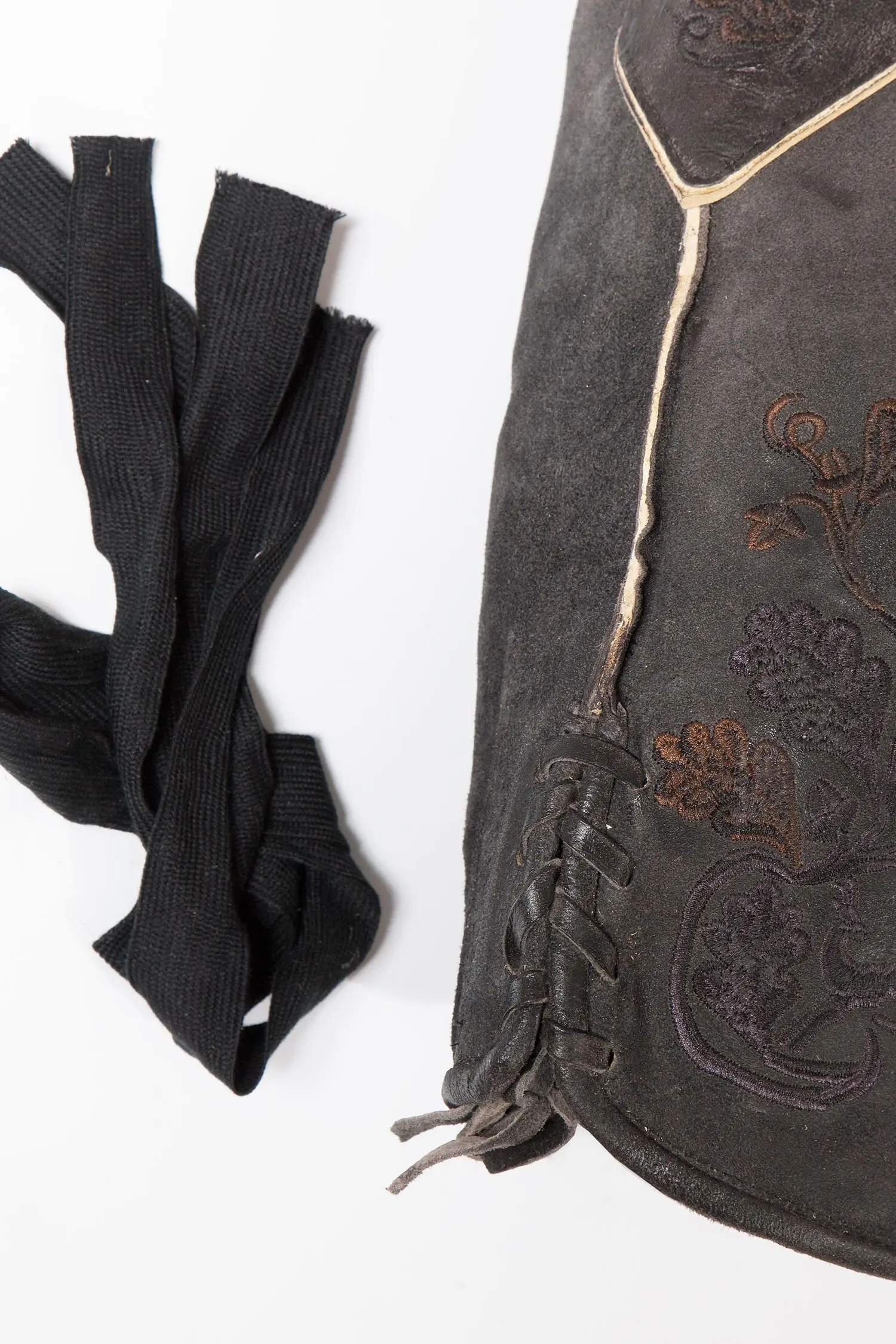 Lederhose kurz Amsel in schwarz mit schwarzem Stick Detail