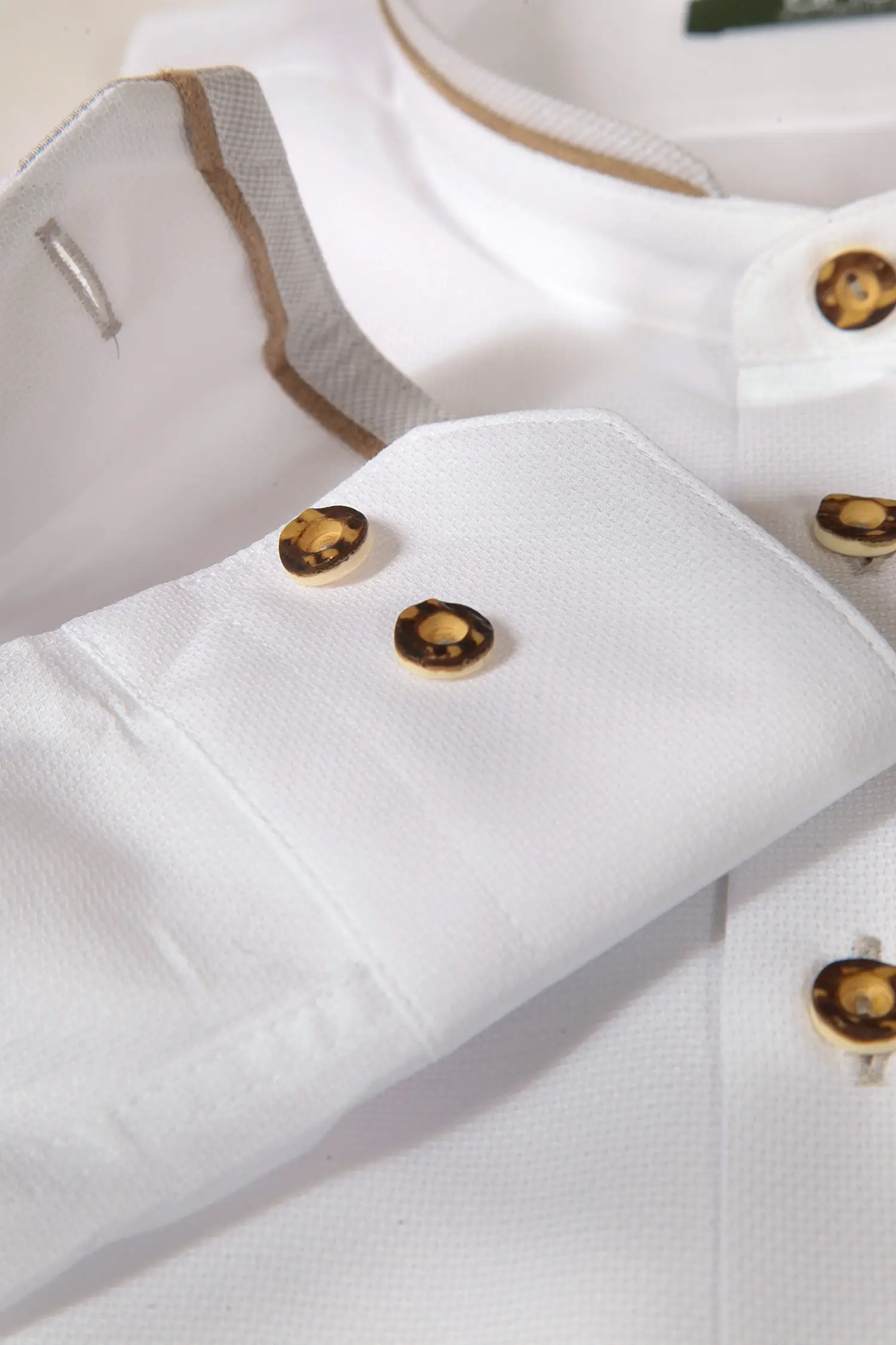 Arido Trachtenhemd in weiß mit hellgrauen Details Knöpfe